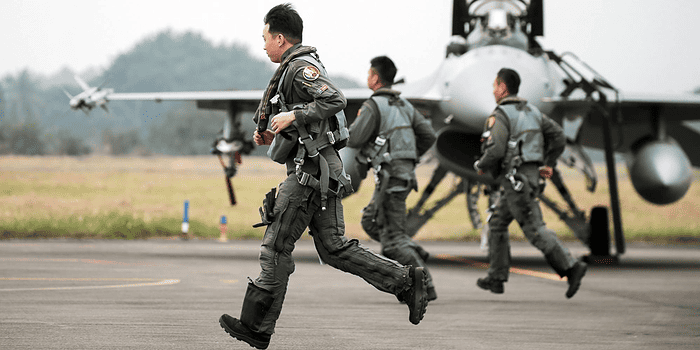 Do Air Force Pilots Carry Guns